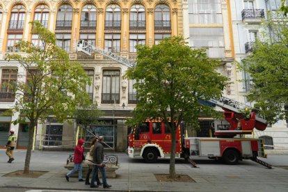 Los Bomberos de Valladolid trabajan en un edificio de Recoletos por el huracán Kirk