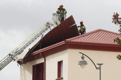 Los Bomberos de Valladolid trabajan sobre el tejado arrancado por el huracán Kirk