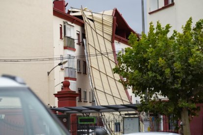 Tejado desprendido en la Calle Recondo