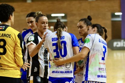 Salva Puig da instrucciones a sus jugadoras en Málaga.