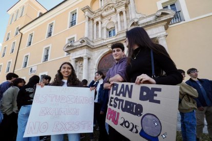 Los estudiantes claman contra la nueva EBAU ante la Consejería de Educación