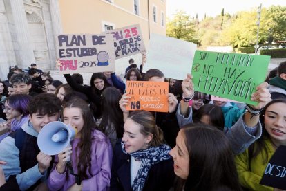 Los estudiantes claman contra la nueva EBAU ante la Consejería de Educación