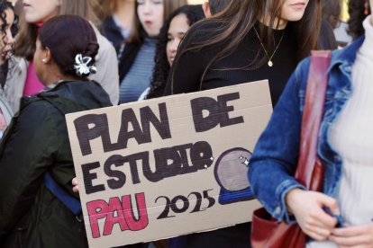 Los estudiantes claman contra la nueva EBAU ante la Consejería de Educación