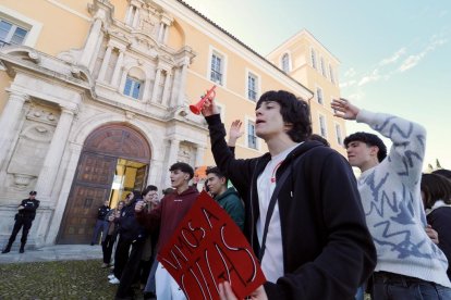 Los estudiantes claman contra la nueva EBAU ante la Consejería de Educación