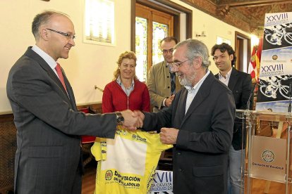 Ramiro Ruiz Medrano, entonces presidente de la Diputación, entrega en 2011 el maillot amarillo a Paco Bravo, retirado tres años antes, en la presentación de la Vuelta Ciclista a Valladolid.