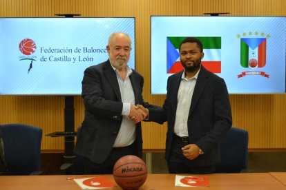 Óscar Castañeda y Salvador Krhnert Nzang,tras la firma del convenio de colaboración en la sede de la FBCyL.