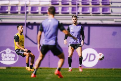 Javi Sánchez, de frente, a la derecha, junto a Anuar y Rosa, de espaldas, en el entrenamiento de ayer.