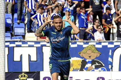 Roger celebra el primer gol del 0-2 en el último triunfo pucelano  en Vitoria, en Segunda, durante la temporada 14-15..