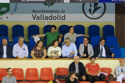 La presidenta del Aula Ana Belén Pastor, en el centro entre Agustín Alonso, presidente de la Territorial de Balonmano y la concejala Mayte Martínez, en el palco.