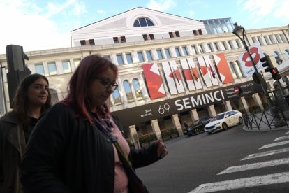 Teatro Calderón con el cartel de SEMINCI