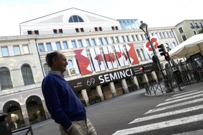 Teatro Calderón con el cartel de SEMINCI