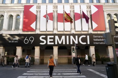 Teatro Calderón con el cartel de SEMINCI