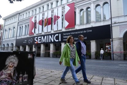 Teatro Calderón con el cartel de SEMINCI