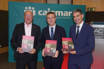 Imagen de Carlos Moro, Eduardo Baamonde y José Antonio Benavides en la presentación del libro