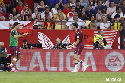 Kike celebra con Meseguer en Sevilla el último de los dos goles marcados fuera por el Real Valladolid.