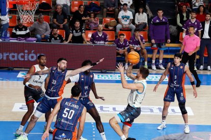 Un lance del partido del UEMC Real Valladolid baloncesto en Burgos.