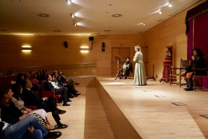 La Fundación de Castilla y León conmemora el 555 aniversario de la boda de los Reyes Católicos.A las 11 horas se celebra una lectura de textos y una ofrenda floral a los pies de la estatua de los Reyes Católicos, ubicada en el Palacio de Santa Cruz, donde el catedrático de Lengua Española y Literatura José María Gómez Gómez recita una composición poética concebida para el acto.A las 12.30 horas, la acción se traslada a las Cortes con la representación teatral de ‘La boda real. El matrimonio que cambió el mundo’, a cargo de los integrantes de la Asociación Cultural Conde Pedro Ansúrez. El presidente del Parlamento atiende a los medios a las 12.20 horas.A ambos actos asisten los presidentes de los parlamentos autonómicos de Aragón, Marta Fernández; Comunidad Valenciana, Llanos Massó, Baleares, Gabriel Le Senne, y Castilla y León, Carlos Pollán.Los gráficos pueden tomar imágenes en el acto de la ofrenda floral y lectura de textos ante la estatua de los Reyes Católicos en el jardín del Colegio de Santa Cruz, a las 11.00 horas, y, posteriormente, de la recreación histórica a las 12.30 horas en las Cortes de Castilla y León.