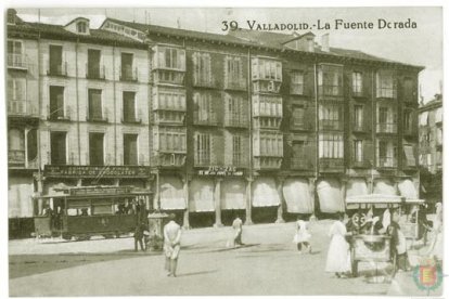 Vista de la plaza de Fuente Dorada con el tranvía y puestos de venta ambulante en 1950