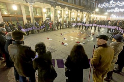 Concentración contra la violencia de género en Fuente Dorada