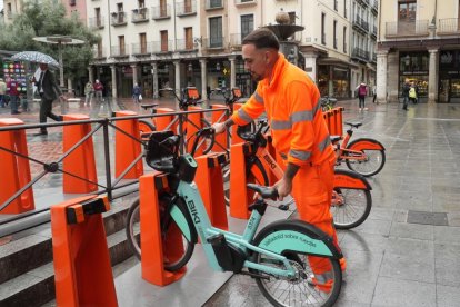 Un operario de BIKI en la estación de bicis de Fuente Dorada