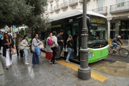 Autobús de AUVASA en la parada de Fuente Dorada.