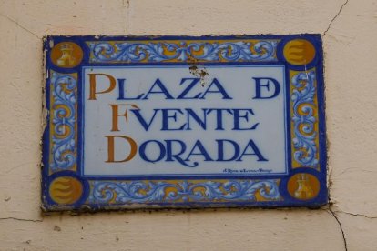 Letrero que ilustra el nombre de la plaza, Fuente Dorada