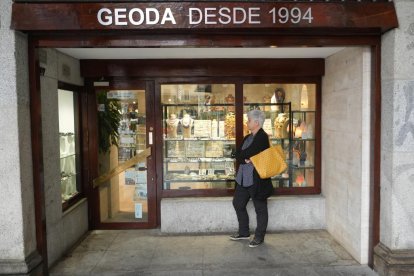 Plaza de Fuente Dorada. Tienda Geoda en la esquina con Teresa Gil.