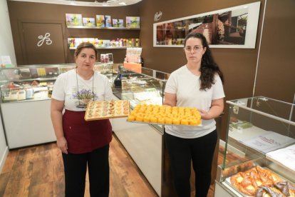 Plaza de Fuente Dorada. Elena Martín con Lidia Moral, equipo de la pastelería El Bombón, en el número 9.