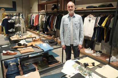 Plaza de Fuente Dorada. Eugenio Barba, gerente de la tienda WEDDELL en el número 8.