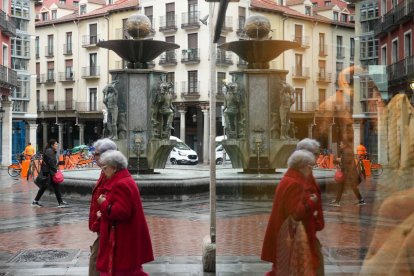 Viandantes paseando por la plaza de Fuente Dorada en la actualidad.