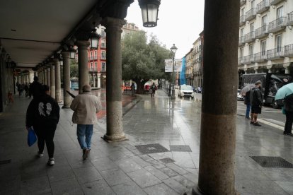 Viandantes paseando por la plaza de Fuente Dorada en la actualidad.