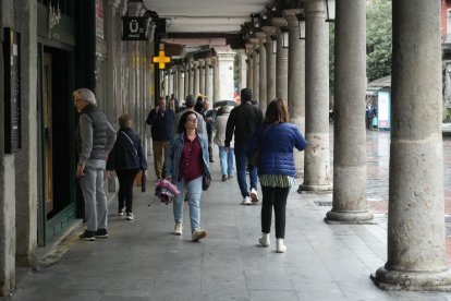 Viandantes paseando por la plaza de Fuente Dorada en la actualidad.