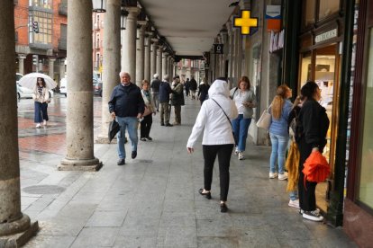 Viandantes paseando por la plaza de Fuente Dorada en la actualidad.