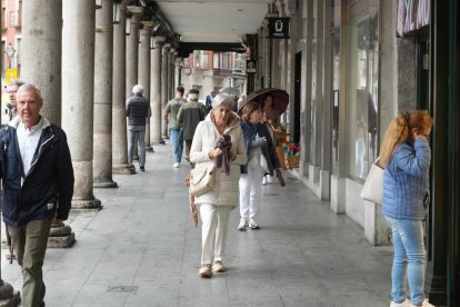 Viandantes paseando por la plaza de Fuente Dorada en la actualidad.