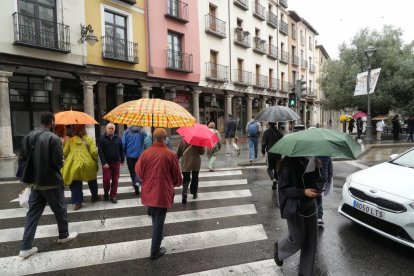 Viandantes paseando por la plaza de Fuente Dorada en la actualidad.