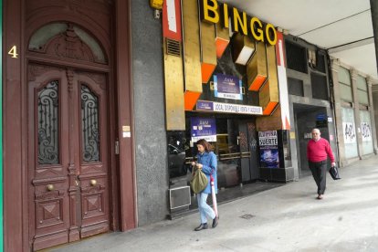 Viandantes paseando por la plaza de Fuente Dorada en la actualidad.