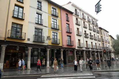 Viandantes paseando por la plaza de Fuente Dorada en la actualidad.