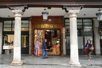 Viandantes paseando por la plaza de Fuente Dorada en la actualidad.