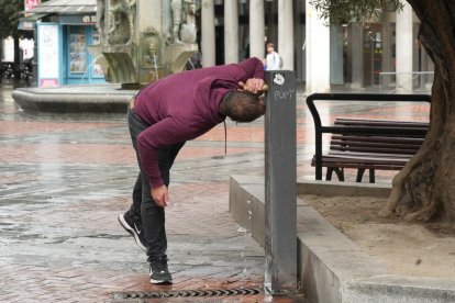 Viandantes paseando por la plaza de Fuente Dorada en la actualidad.