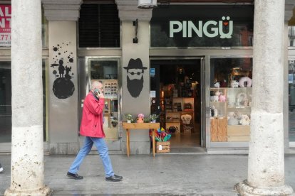 Viandantes paseando por la plaza de Fuente Dorada en la actualidad.