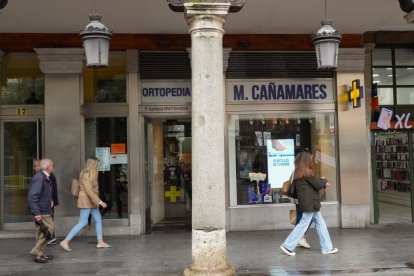 Viandantes paseando por la plaza de Fuente Dorada en la actualidad.