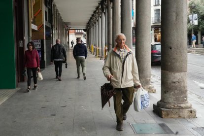 Viandantes paseando por la plaza de Fuente Dorada en la actualidad.