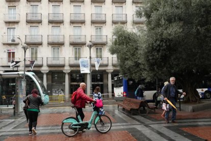 Viandantes paseando por la plaza de Fuente Dorada en la actualidad.