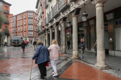 Viandantes paseando por la plaza de Fuente Dorada en la actualidad.