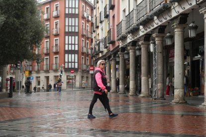 Viandantes paseando por la plaza de Fuente Dorada en la actualidad.