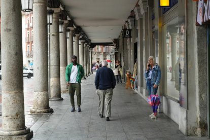 Viandantes paseando por la plaza de Fuente Dorada en la actualidad.