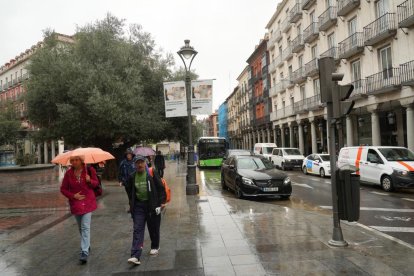 Viandantes paseando por la plaza de Fuente Dorada en la actualidad.