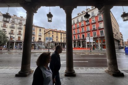 Viandantes paseando por la plaza de Fuente Dorada en la actualidad.