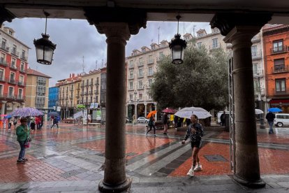 Viandantes paseando por la plaza de Fuente Dorada en la actualidad.