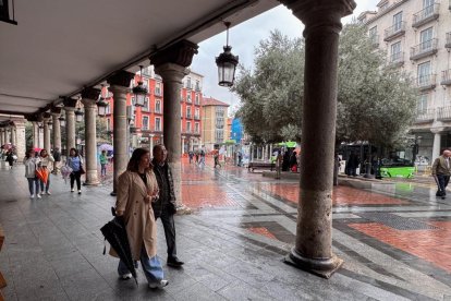 Viandantes paseando por la plaza de Fuente Dorada en la actualidad.